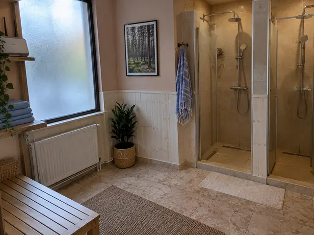 Duş kabinleri ve bank bulunan hamam öncesi alan — Menderes, Masaj Salonun