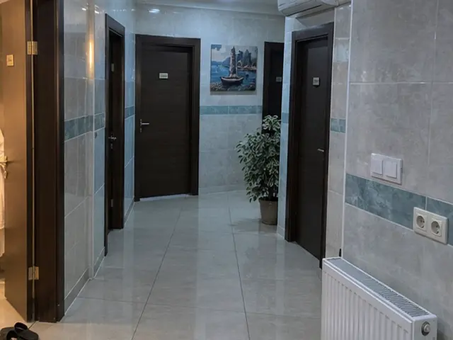 Açık mavi fayanslı koridor ve oda kapıları — Menderes, Masaj Salonun